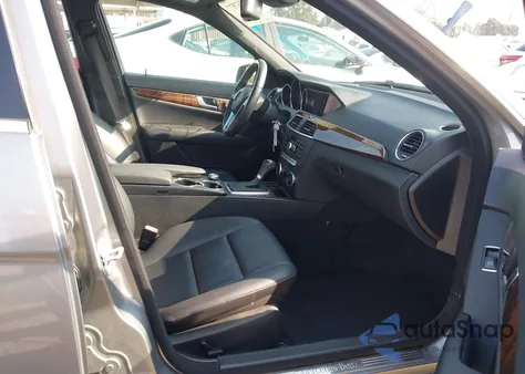 2013 Mercedes-Benz C 250 Sport z USA, uszkodzony, nr VIN WDDGF4HB2DA873927